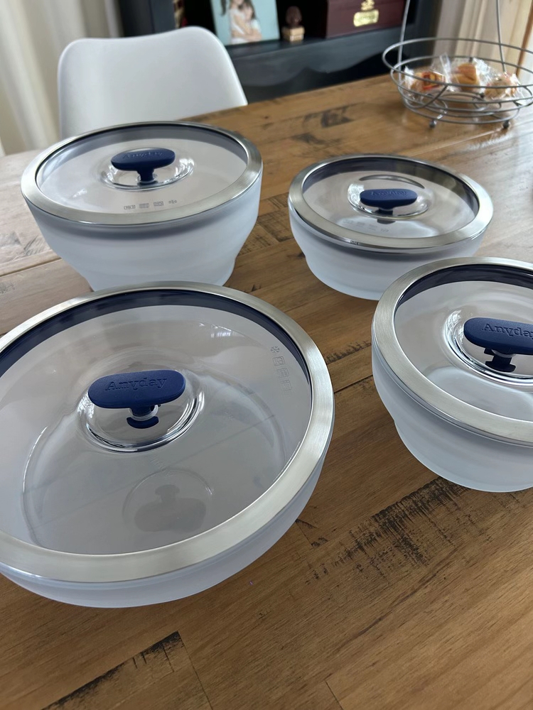 Potes herméticos com tampa azul sobre a mesa